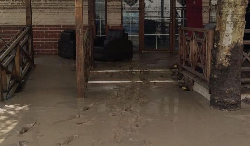 KADİRLİ'DE SELİN İZLERİ ŞEHİT AİLELERİ DERNEĞİ ÇAMUR ALTINDA!