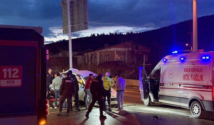 Kahramanmaraş'ta iki otomobilin çarpıştığı kazada 4 kişi yaralandı