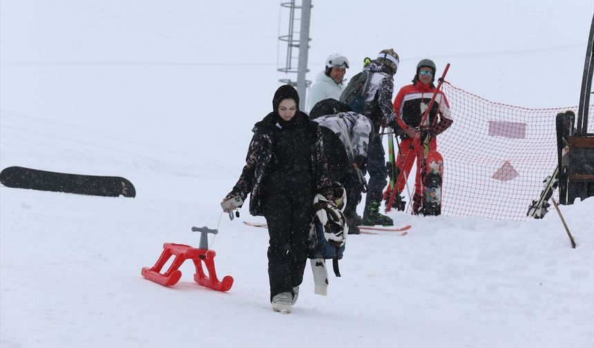 Kayak sezonu uzatılan Palandöken'de hafta sonu yoğunluğu yaşanıyor