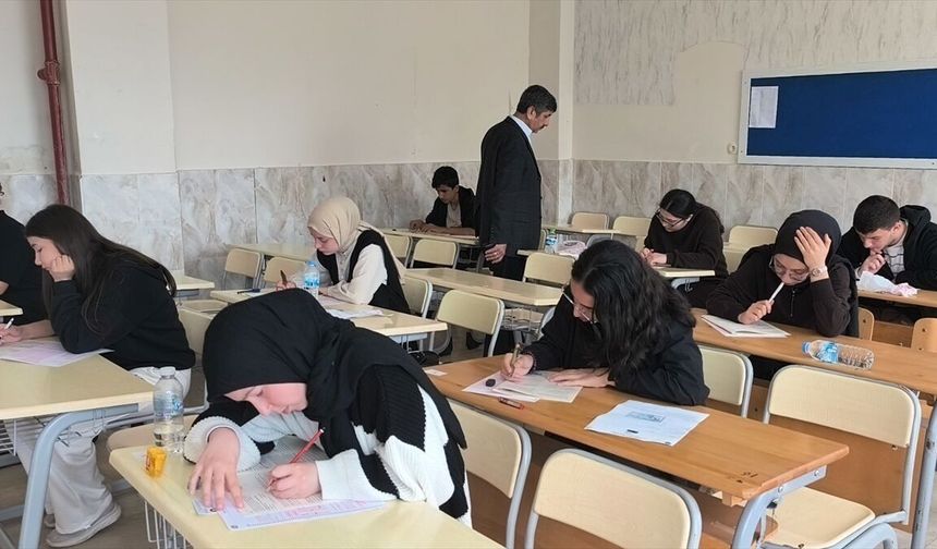 Mersin'de öğrenciler umre ödülü için yarıştı