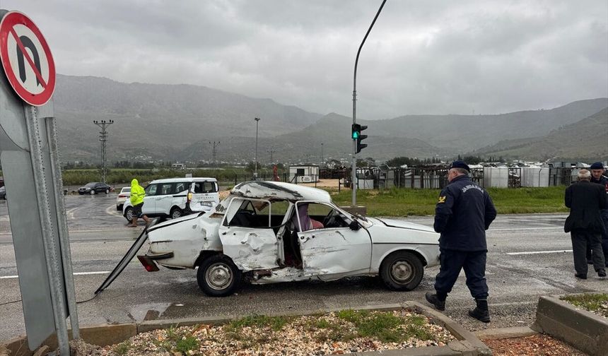 Mersin'de otomobilin hafif ticari araca çarptığı kazada 3 kişi yaralandı
