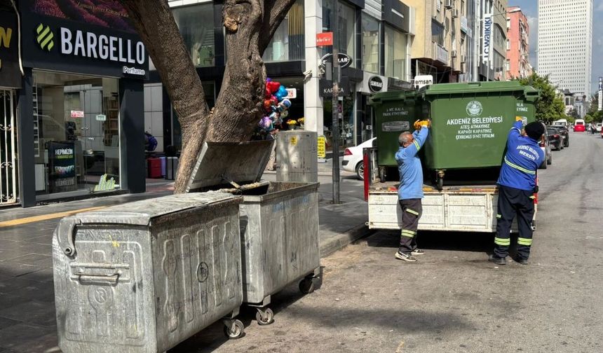 Mersin'in Akdeniz ilçesinde çöp konteynerleri yenilendi