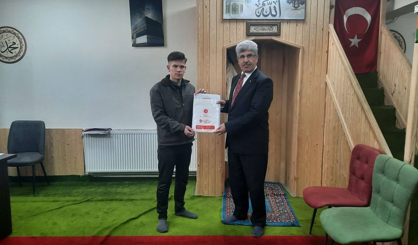 Bahçe’de Başarılı Öğrenciye Müftüden Tebrik