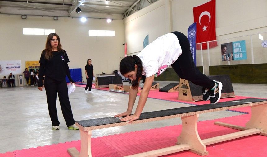 Osmaniye'de okul sporları cimnastik müsabakası yapıldı
