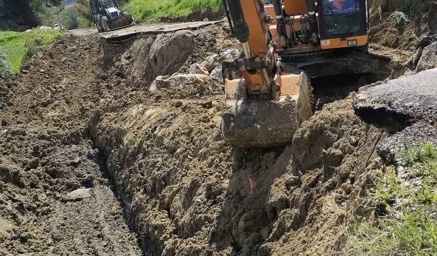 Osmaniye'de sağanak nedeniyle çöken köy yolunda ekiplerin çalışması sürüyor