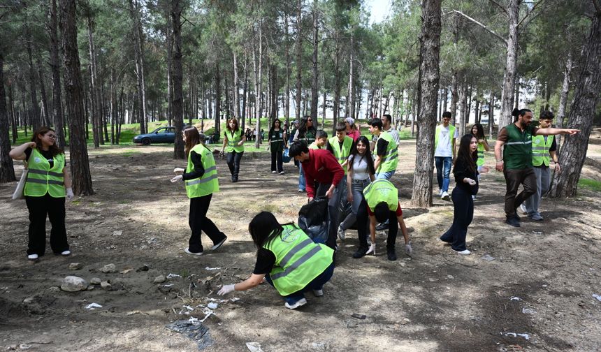 Osmaniye'de Yeşilay gönüllüleri, şehit aileleri ve öğrencilerle çevre temizliği yaptı