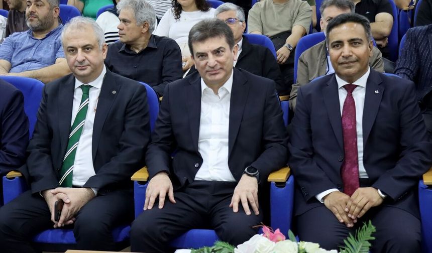 OYAK Genel Müdürü Yalçıntaş, 'Yeni Altay'ın Bilinmeyen Hikayesi' kitabını üniversiteliler için imzaladı