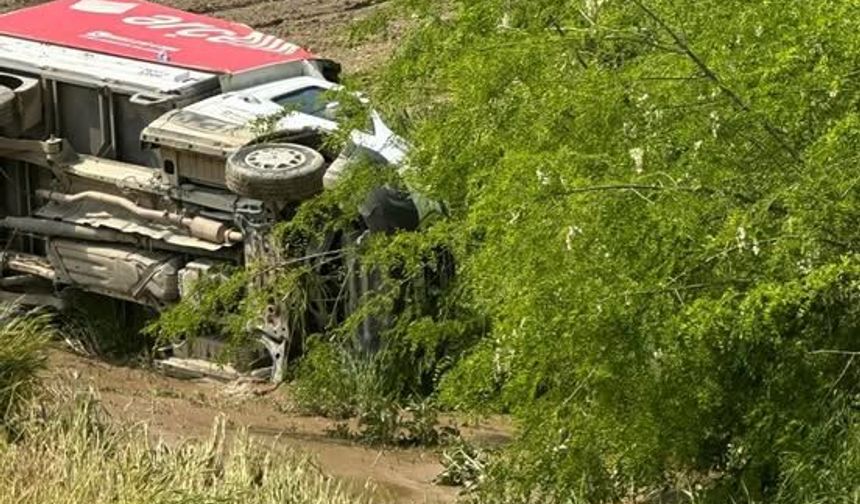 SON DAKİKA! Sumbas’ta Kamyonet Devrildi: 2 Yaralı