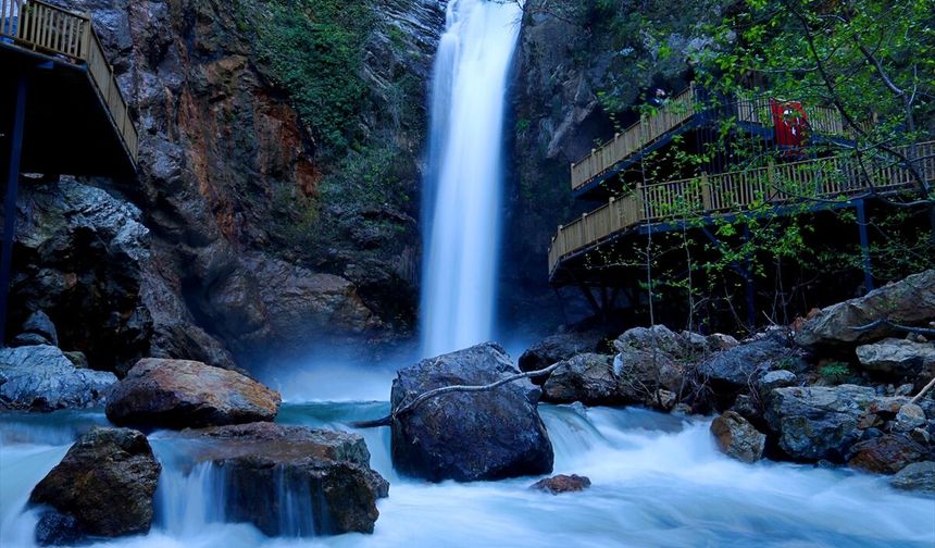 Yağışlar Karaçay Şelalesi'nin debisini artırdı