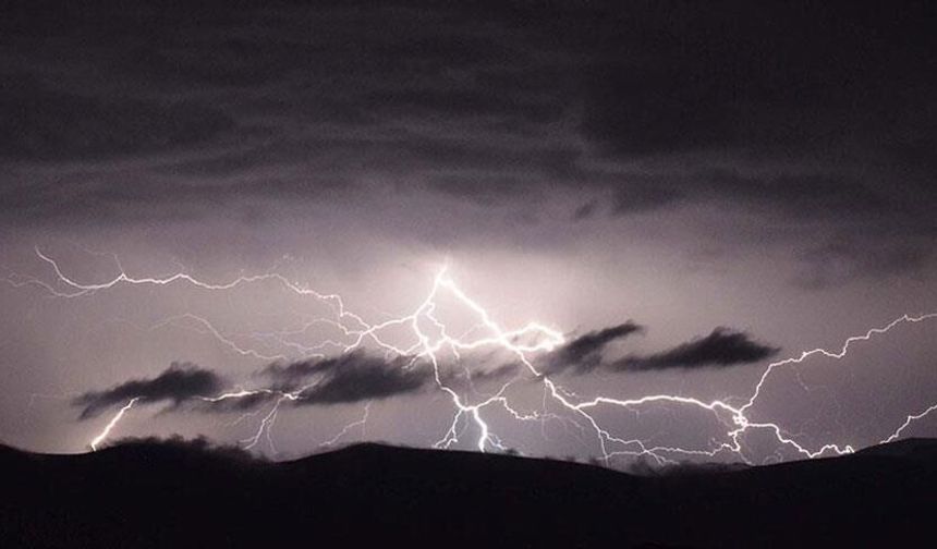 Yıldırım Düşmeleri Ölümlere Neden Oldu