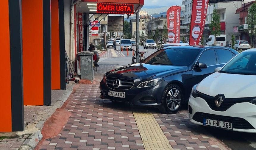 2 Araç 1 Kaldırım! Osmaniye’de Yaya İsyanı