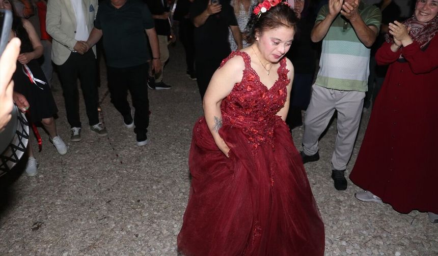 Adana'da down sendromlu Birdane'nin gelinlik giyme hayali gerçek oldu