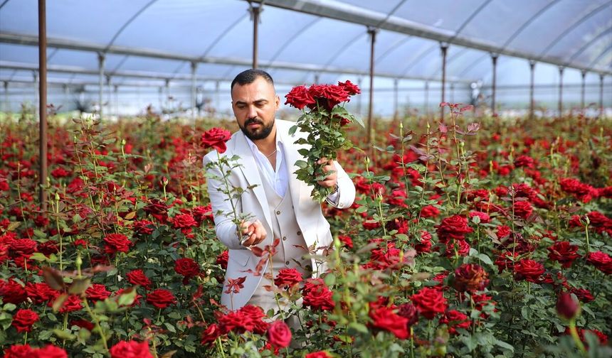 Adana'da gül üreticisi Anneler Günü dolayısıyla huzurevi sakinlerine çiçek hediye etti