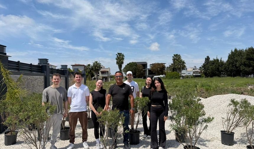Akdeniz Üniversitesi öğrencileri zambak ağacı fidanlarını toprakla buluşturdu