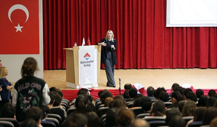 Akdeniz Üniversitesi Rektörü Özkan, öğrencilerle buluştu