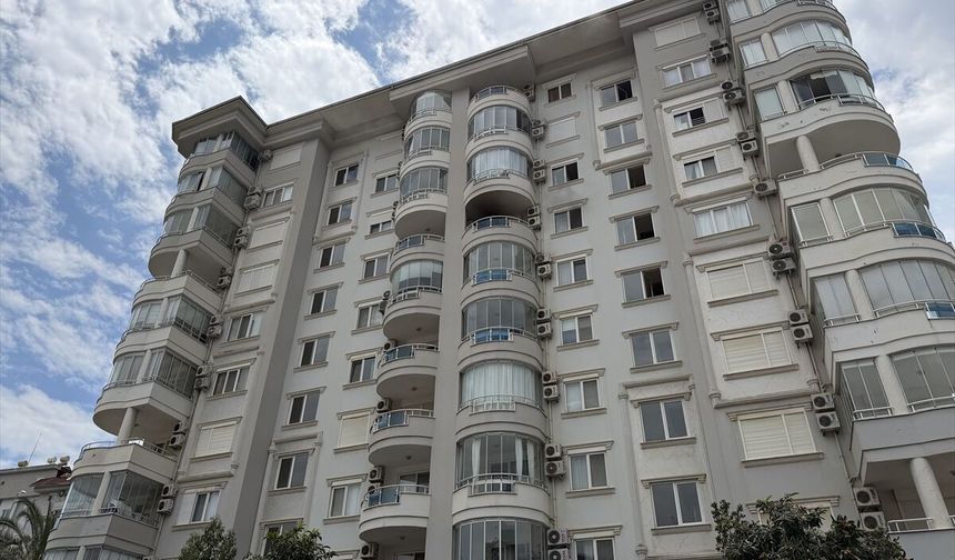 Alanya'da rezidansta çıkan yangın hasara neden oldu