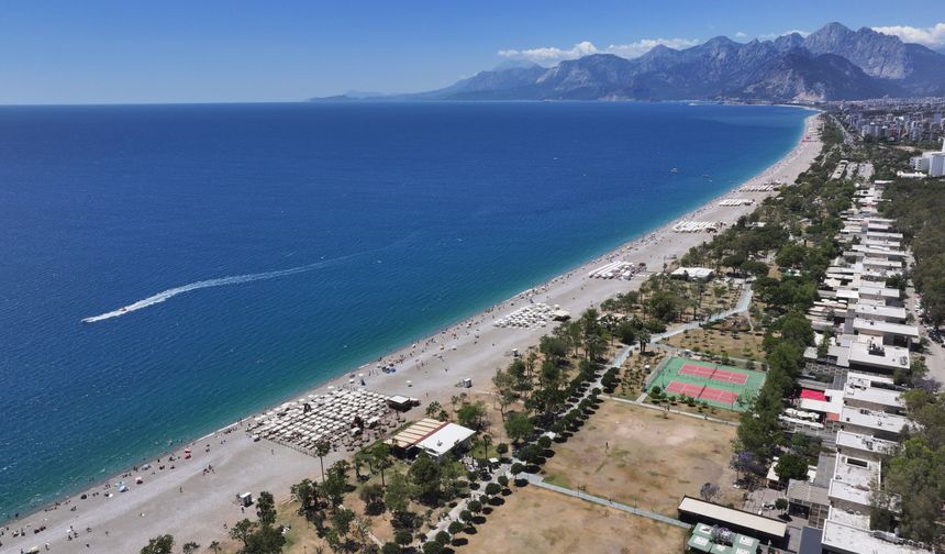 Antalya sahillerinde Kurban Bayramı'nın son gününde de yoğunluk sürdü