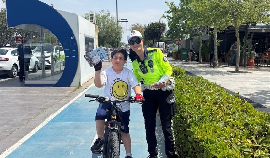 Antalya'da çocuklara 'Polirobot Trafikte' bilgilendirme kartı dağıtıldı