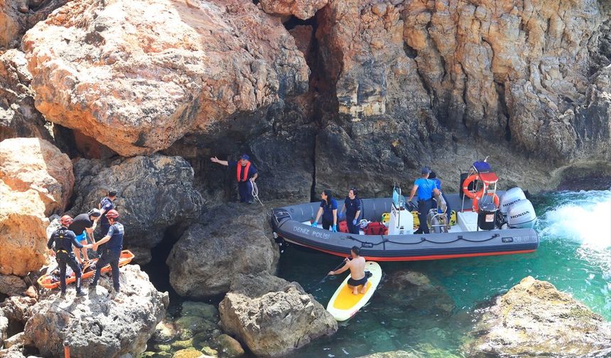 Antalya'da falezlerden düşerek yaralanan kişi kurtarıldı