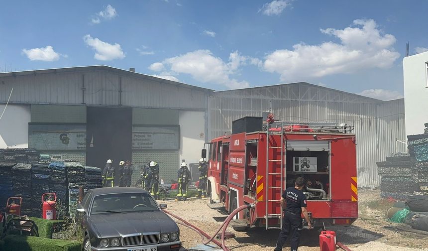 Antalya'da geri dönüşüm fabrikasında çıkan yangın söndürüldü