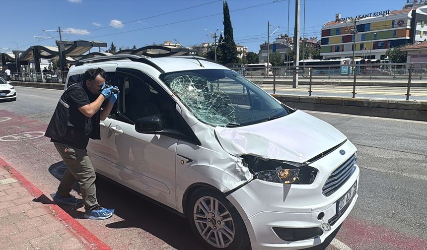 Antalya'da hafif ticari aracın çarptığı çocuk öldü