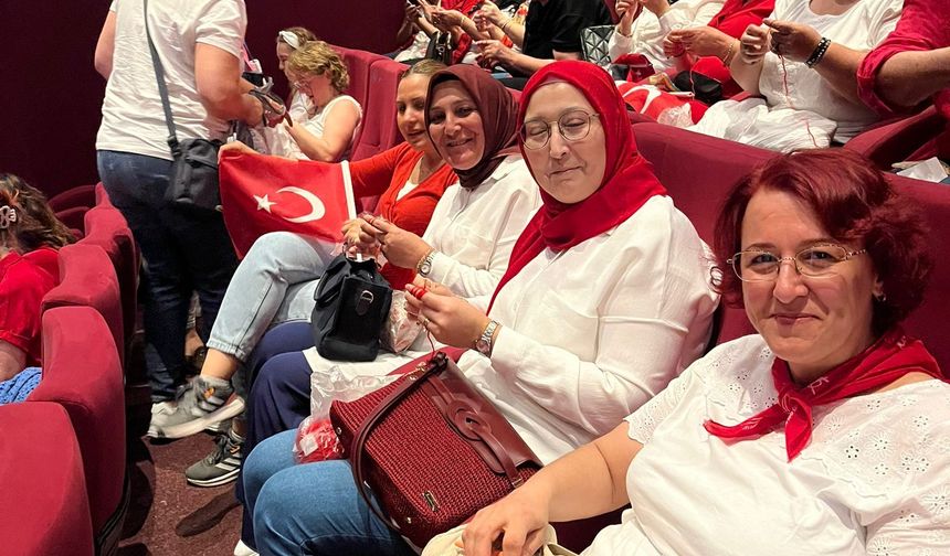 Antalya'da kadınlar sinema salonunda dev Türk bayrağı için örgü ördü