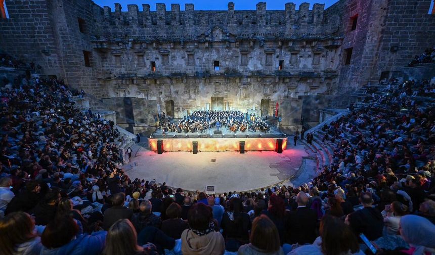 Antalya'da 'Kökten Geleceğe Maarif Yolcuları' temalı konser düzenlendi
