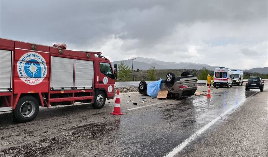 Antalya'da takla atan otomobildeki 2 kişi öldü, 2 kişi yaralandı