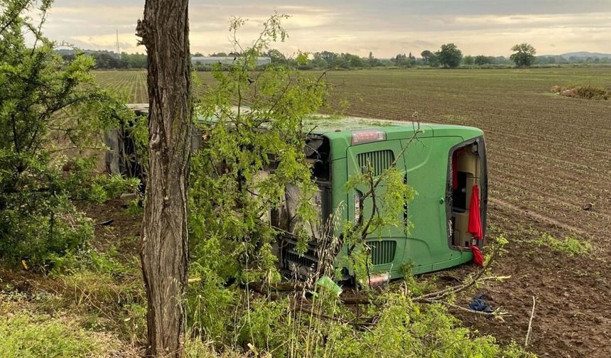 Biga’da Facia Ucuz Atlatıldı! Yolcu Otobüsü Devrildi: 46 Yaralı