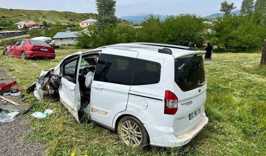 Bingöl’de İki Araç Çarpıştı 2 Yaralı