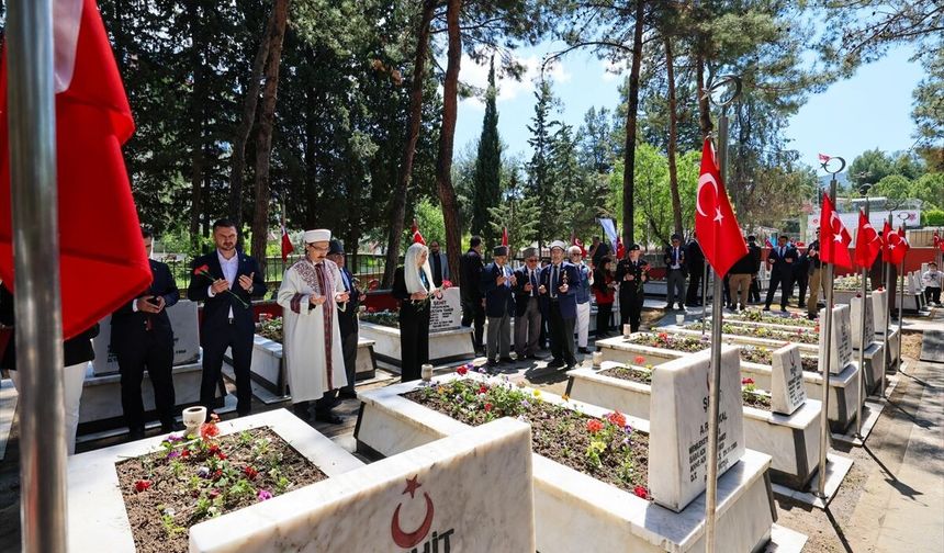 Burdur Valisi Bilgihan, şehitliği ziyaret etti