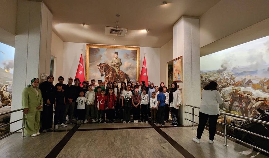“Mum Kokulu Hayaller” Projesi Gerçek Oldu: Öğrenciler Anıtkabir’i Ziyaret Etti
