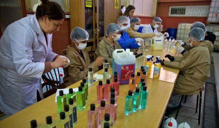 Fabrika gibi çalışan lisesinin öğrencileri kolonya ve temizlik malzemesi üretiminde ustalaştı