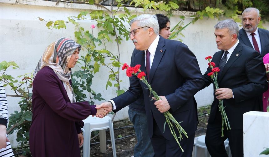 Hatay'da bayram arifesinde şehitler ve depremlerde yaşamını yitirenler anıldı
