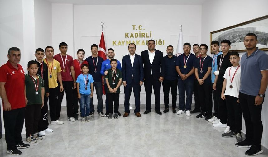 Kadirli’de Türkiye Şampiyonasına Giden Güreşçilere Tebrik