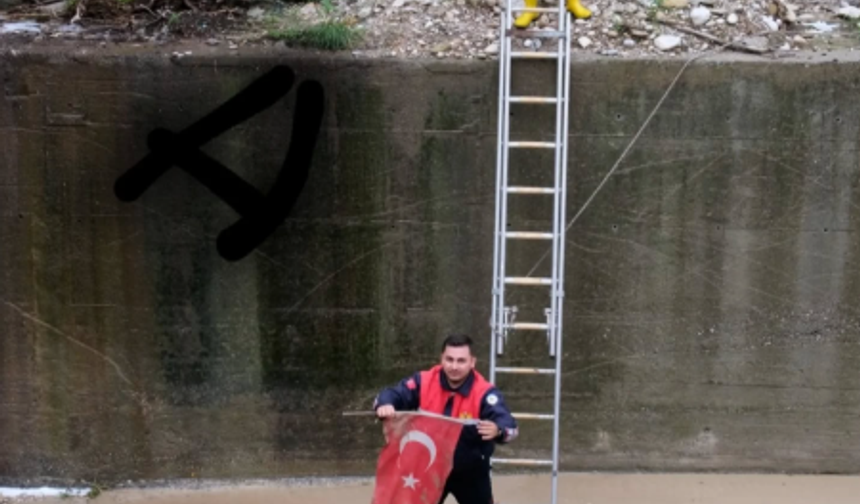 Kadirli’de İtfaiyeden Örnek Davranış: Deredeki Türk Bayrağını Kurtardılar