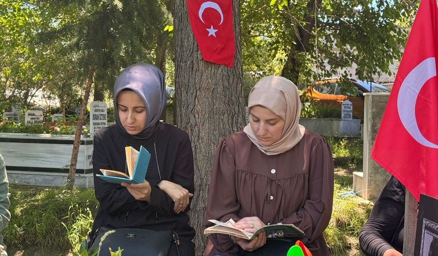 Kahramanmaraş'taki okul saldırısında ölen çocukların aileleri, 11 yaşındaki Yeşil'in Osmaniye'deki kabrini ziyaret etti