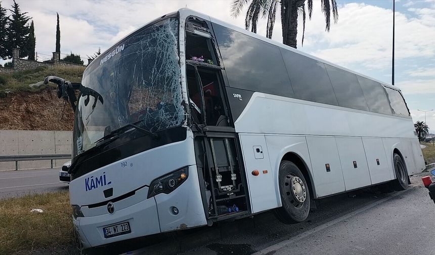 Manavgat'ta yağmur suyu kanalına girerek yan yatan otobüsün sürücüsü yaralandı