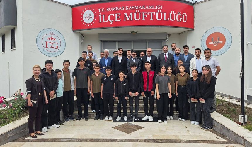 Mehmetli’de Öğrencilere Umre Ödüllü Yarışma Ödülleri Verildi