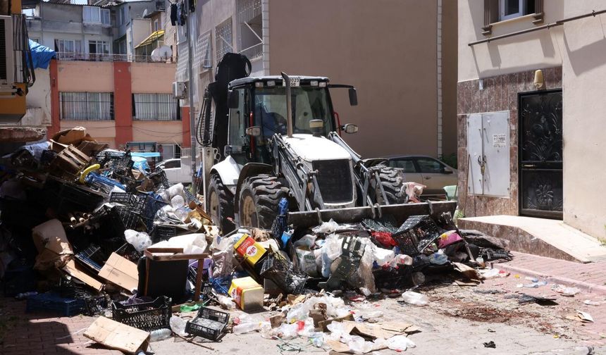 Mersin'de atık biriktirilen ev belediye ekiplerince temizlendi