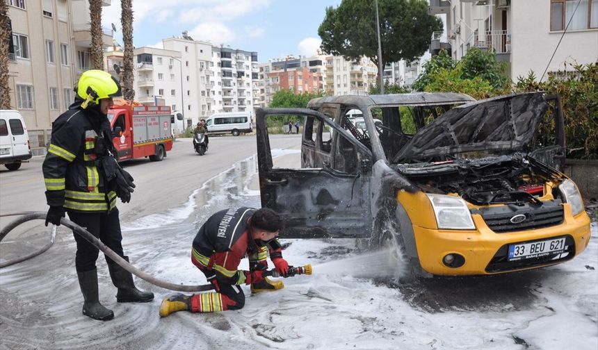 Mersin'de seyir halindeki araçta çıkan yangın söndürüldü