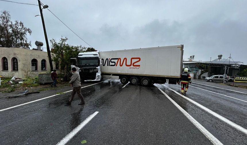 Mersin'de sürücüsünün kontrolünden çıkan tırın çarptığı baraka iş yeri yıkıldı
