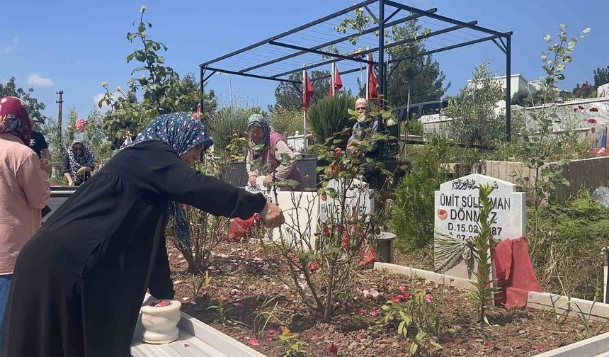 Osmaniye’de Deprem Şehitliğinde Bayram Hüznü