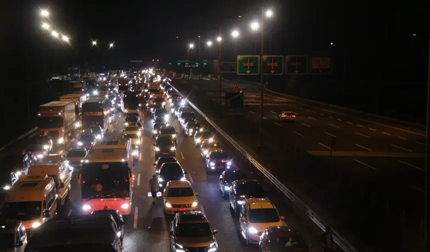 Otoyollarda Bayram Yoğunluğu Sakarya Geçişinde Araç Kuyruğu