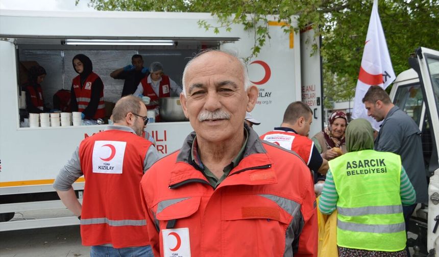Selden etkilenen Havza'da Türk Kızılay görevlilerle selzedelere sıcak yemek dağıtıyor