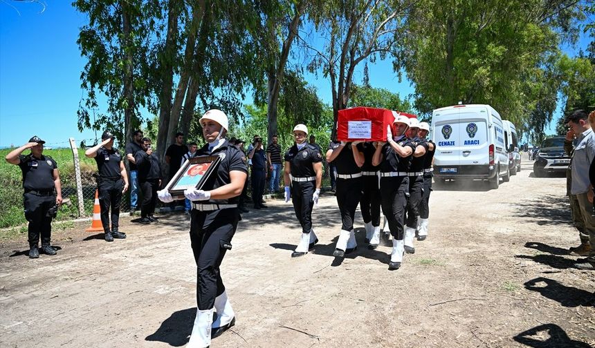 Trafik kazasında şehit olan polis memurunun cenazesi Adana'da defnedildi