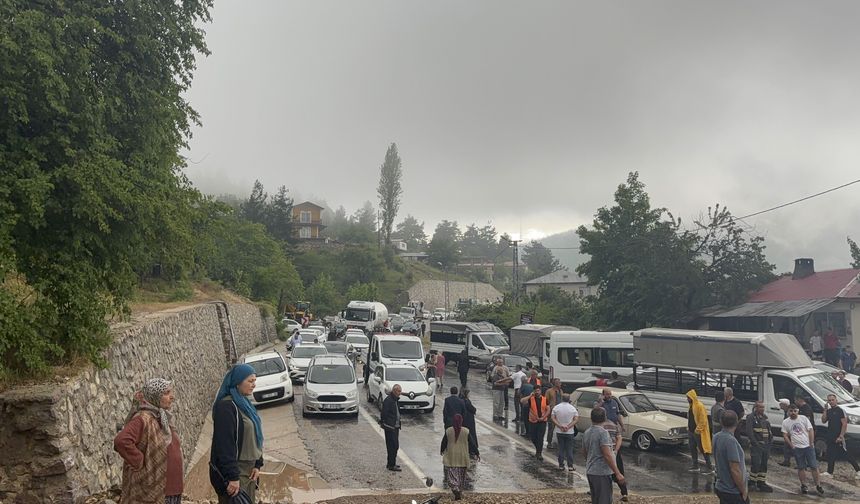 Adana'da heyelan nedeniyle kapanan Feke-Kozan kara yolu ekiplerce açıldı