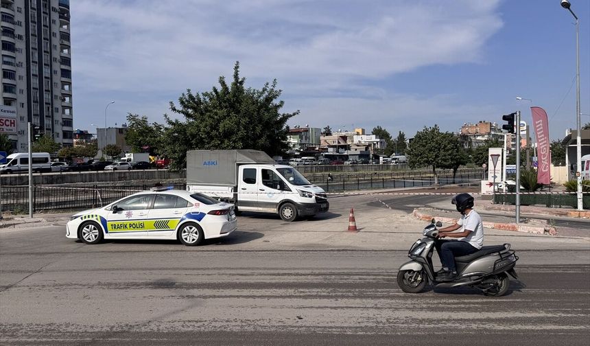 Adana'da su borusunun patladığı cadde trafiğe kapatıldı