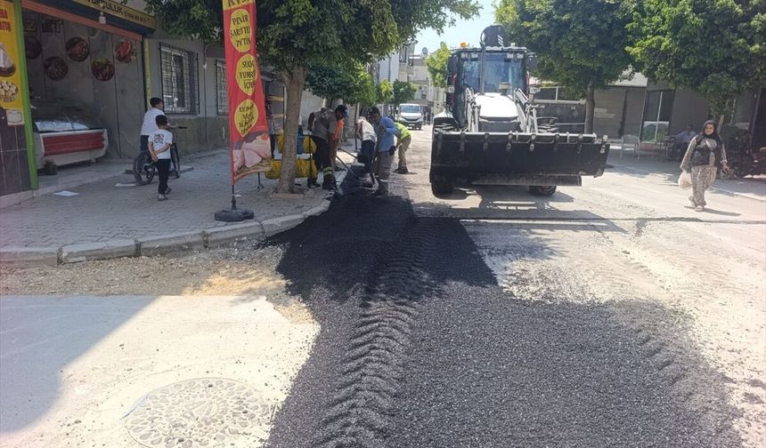 Akdeniz ilçesinde altyapı çalışmalarında zarar gören yol ve kaldırımlar onarılıyor