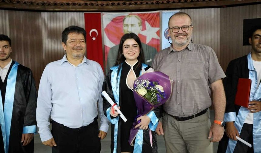 Akdeniz Üniversitesi'nde otomotiv bölümündeki tek kız öğrenci mezun oldu